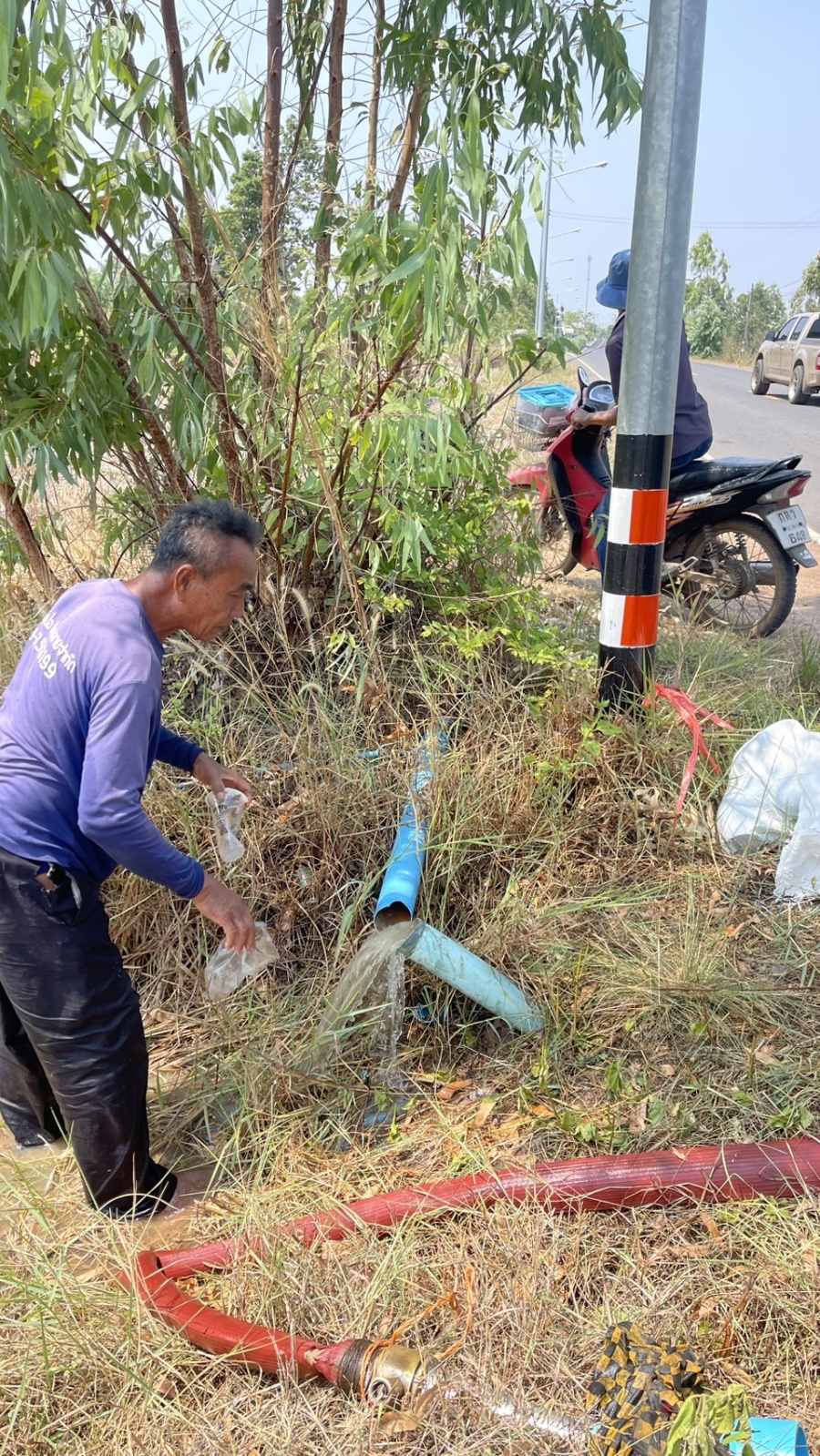 รับแจ้งจากประชาชน ไปดำเนินการล้างท่อน้ำประปา เจ้าหน้าที่สำนักงานเทศบาลตำบลนาวัง กองช่าง ร่วมพัฒนาแก้ไขล้างท่อน้ำประปาชุมชนดงสวาง หมู่ที่ 10 ตำบลนาวัง อำเภอเมืองอำนาจเจริญ จังหวัดอำนาจเจริญ
