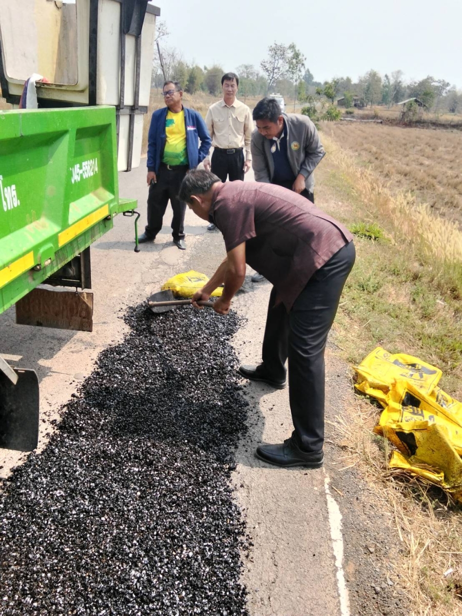 รับแจ้งจากประชาชน ไปดำเนินการแก้ไขซ่อมแซมถนน ผู้นำชุมชนตำบลนาวังและเจ้าหน้าที่สำนักงานเทศบาลตำบลนาวัง กองช่าง ร่วมพัฒนาแก้ไขซ่อมแซมถนน 2 หมู่บ้าน หมู่ที่ 5 ชุมชนหนองมะแซว หมู่ที่ 10 ชุมชนดงสวาง ตำบลนาวัง อำเภอเมืองอำนาจเจริญ จังหวัดอำนาจเจริญ