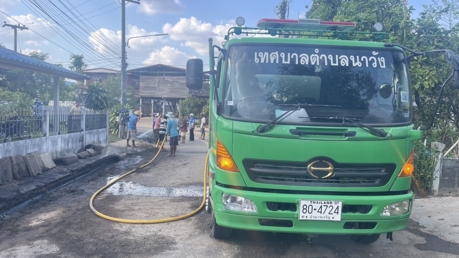 รับแจ้งจากประชาชน ไปดำเนินการล้างคลองระบายน้ำ เจ้าหน้าที่สำนักงานเทศบาลตำบลนาวัง กองช่าง ร่วมพัฒนาแก้ไขล้างคลองระบายชุมชนนาวัง หมู่ที่ 3 ตำบลนาวัง อำเภอเมืองอำนาจเจริญ จังหวัดอำนาจเจริญ